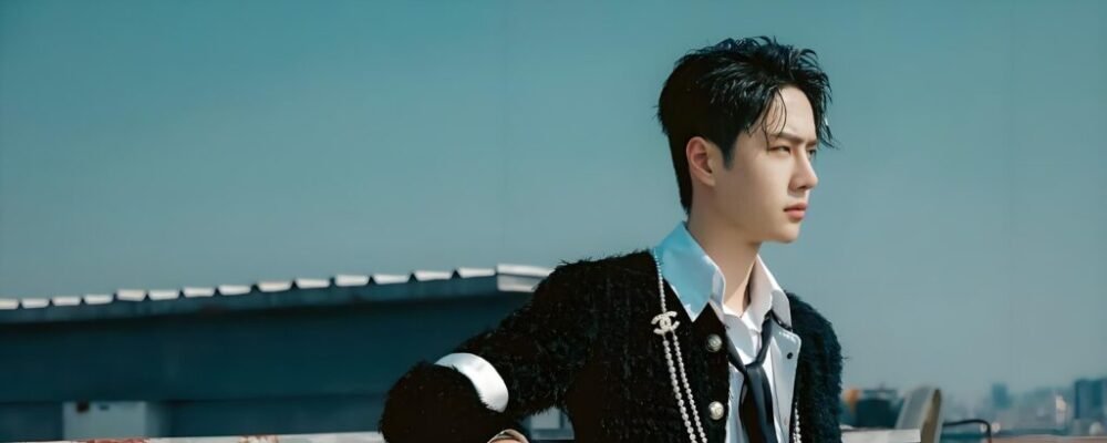 Wang Yibo accepting award at major film event